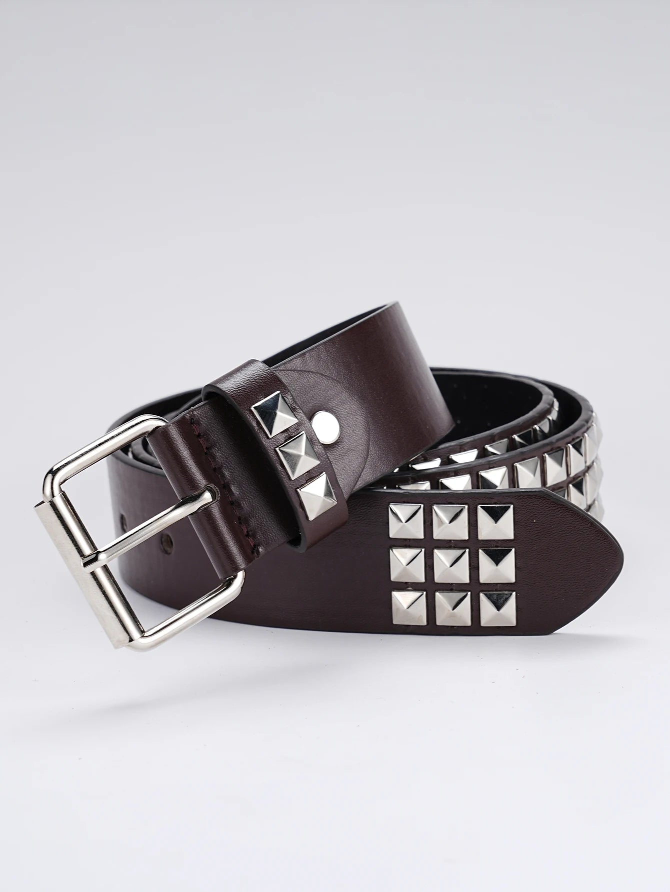 2023 Mens and Womens Leather Belts Vintage Punk Pyramid Rivet Belts Ladies Luxury Street Designs Black Belts Jeans For Women