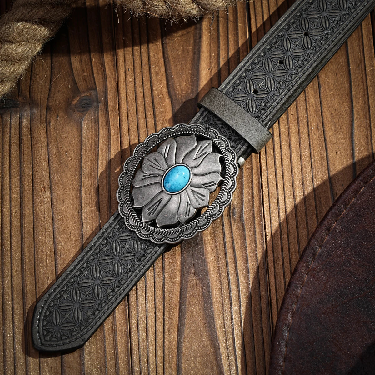 A casual, individual and retro belt, Western-style clothing accessory, metal buckle, PU belt, suitable for both men and women