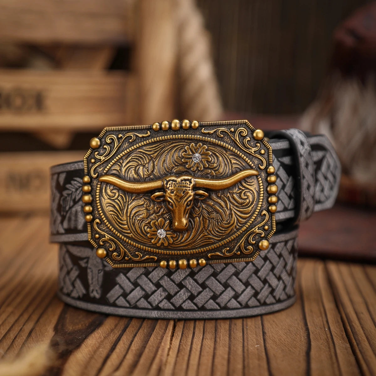 A Western-style PU leather belt for both men and women, a classic and casual retro belt