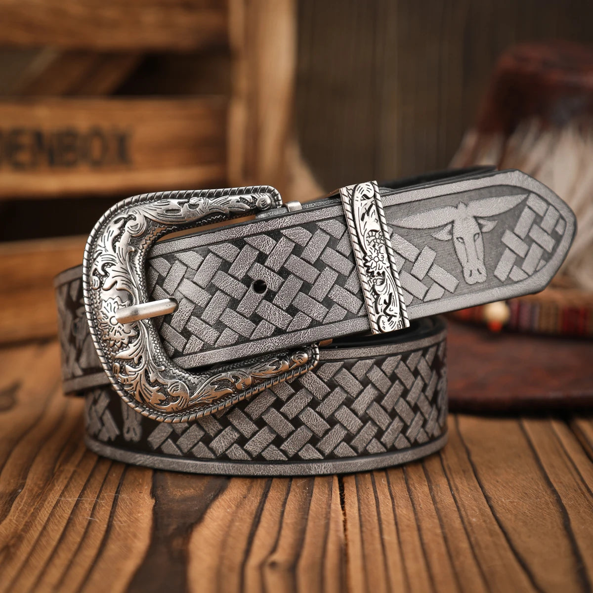 A casual, individual and retro belt, a Western-style clothing accessory, metal buckle, PU belt, suitable for both men and women
