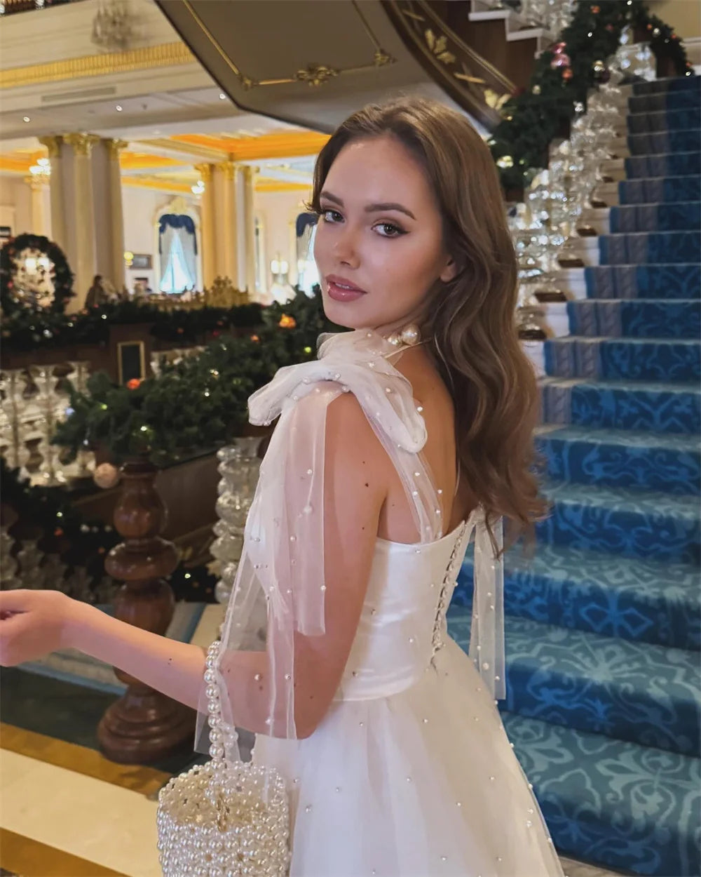 فساتين سهرة بيضاء مُخصصة من Mila Bow Straps بدون أكمام وأربطة لحفلات التخرج 2025 من التول بطول متوسط لحفلات الزفاف الرسمية