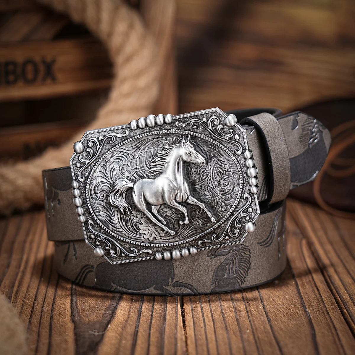 A casual, individual and retro belt, Western-style clothing accessory, metal buckle, PU belt, suitable for both men and women