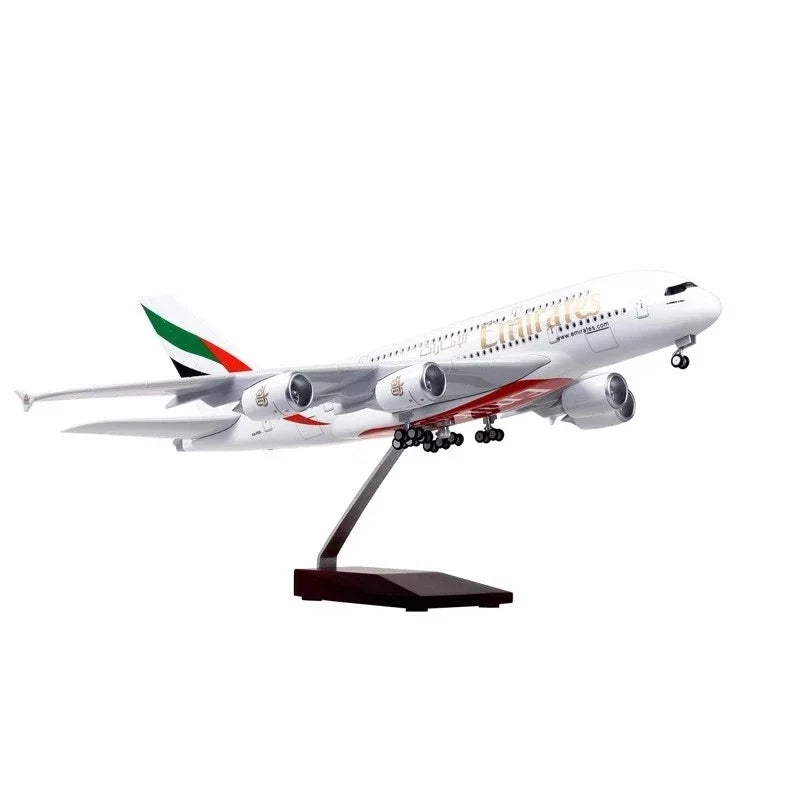 ديكور 45 سم مقياس 1/160 نموذج مصبوب لطائرة إيرباص A380 تابعة لشركة طيران الإمارات مع ضوء وعجلات مجموعة ألعاب طيران
