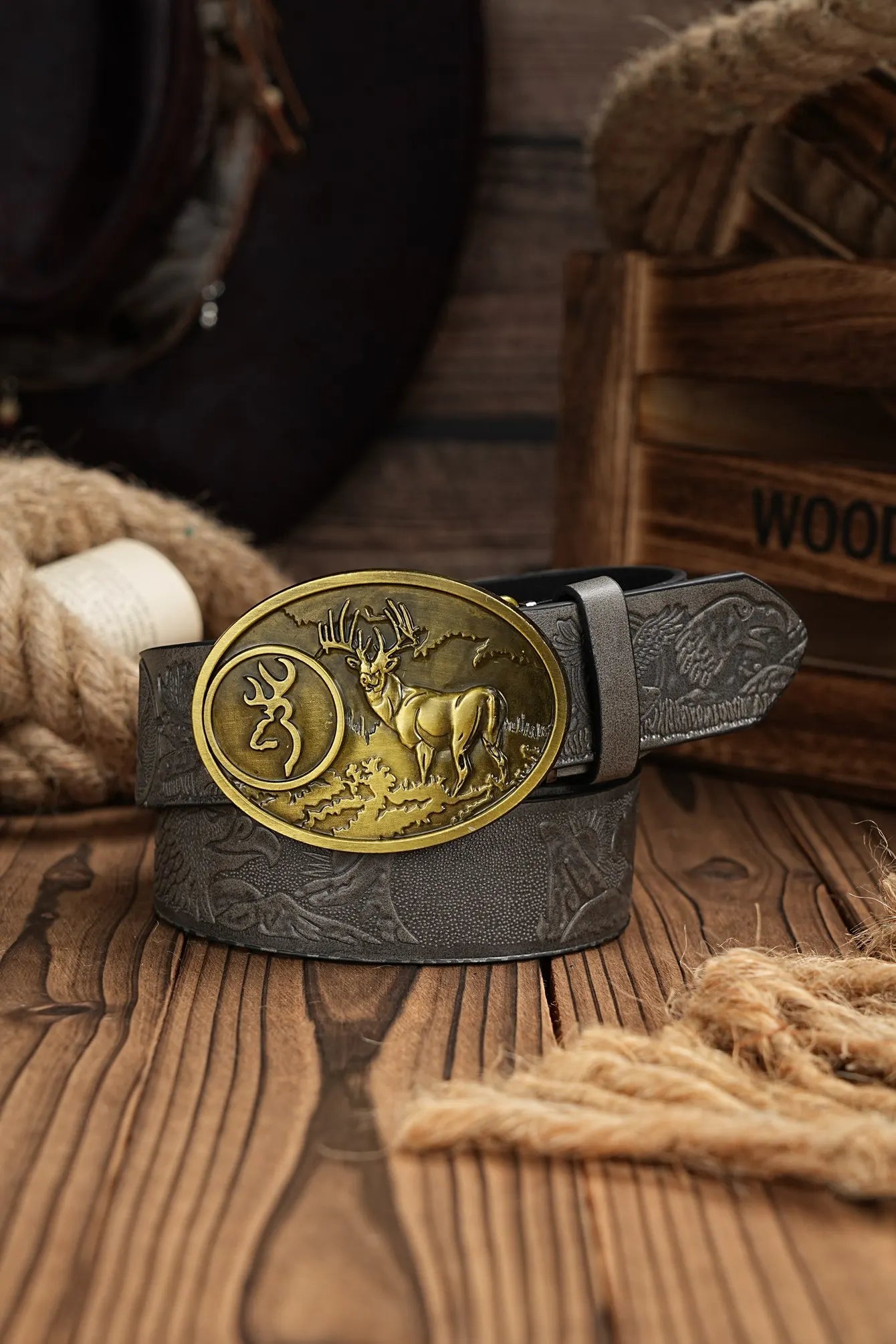 A casual, individual and retro belt, Western-style clothing accessory, metal buckle, PU belt, suitable for both men and women