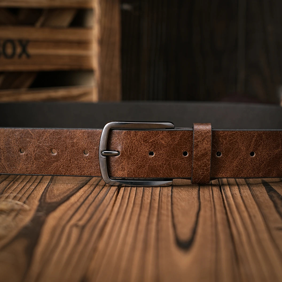 A men's and women's retro metal buckle casual style brown PU belt suitable for daily business attendance four seasons