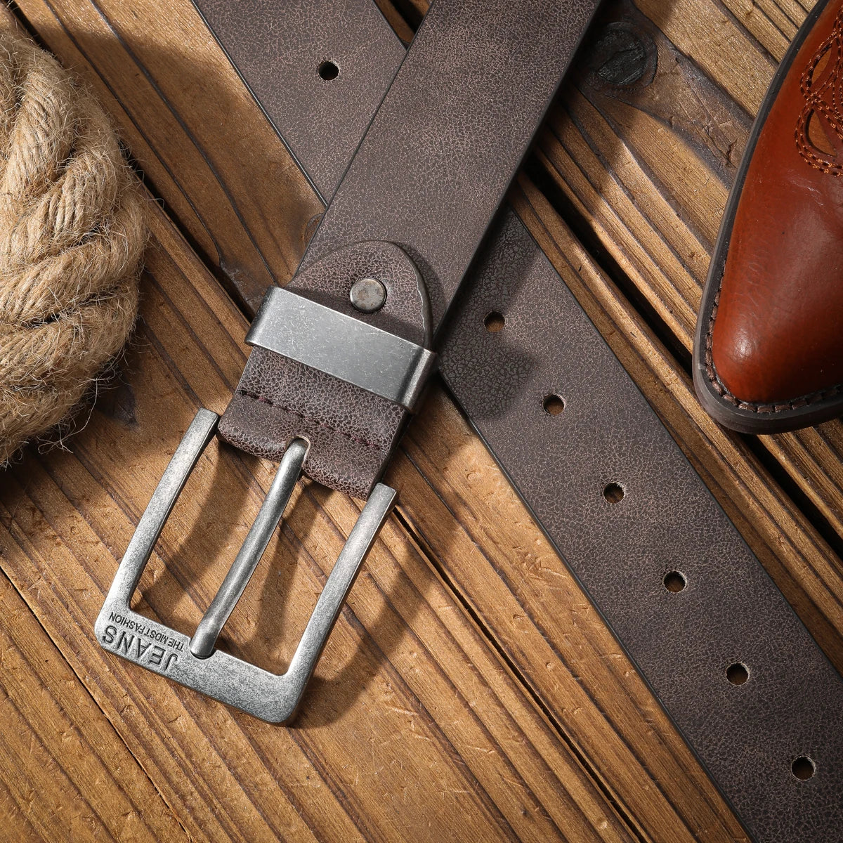 A casual, individual and retro belt, Western-style clothing accessory, metal buckle, PU belt, suitable for both men and women