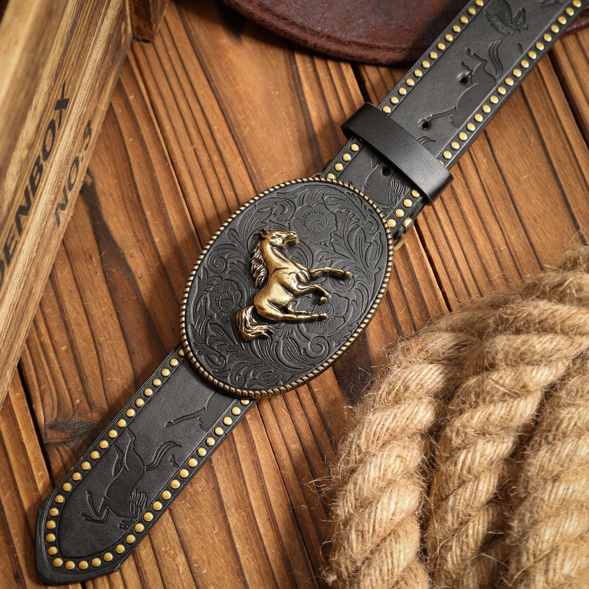 A casual, individual and retro belt, a Western-style clothing accessory, metal buckle, PU belt, suitable for both men and women