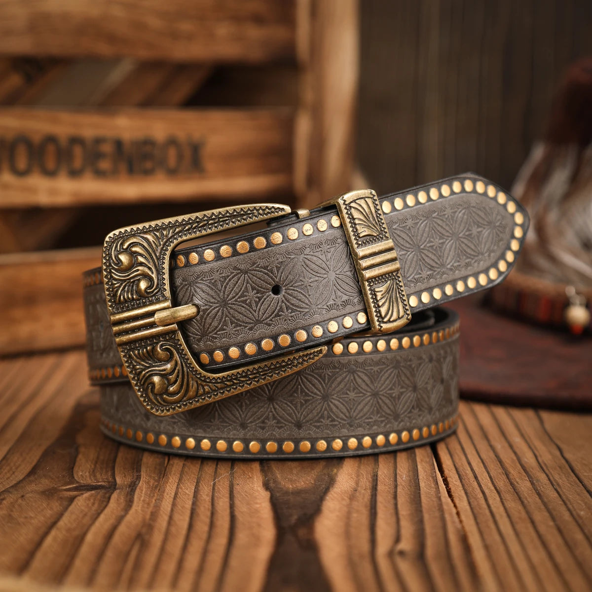 A casual, individual and retro belt, a Western-style clothing accessory, metal buckle, PU belt, suitable for both men and women
