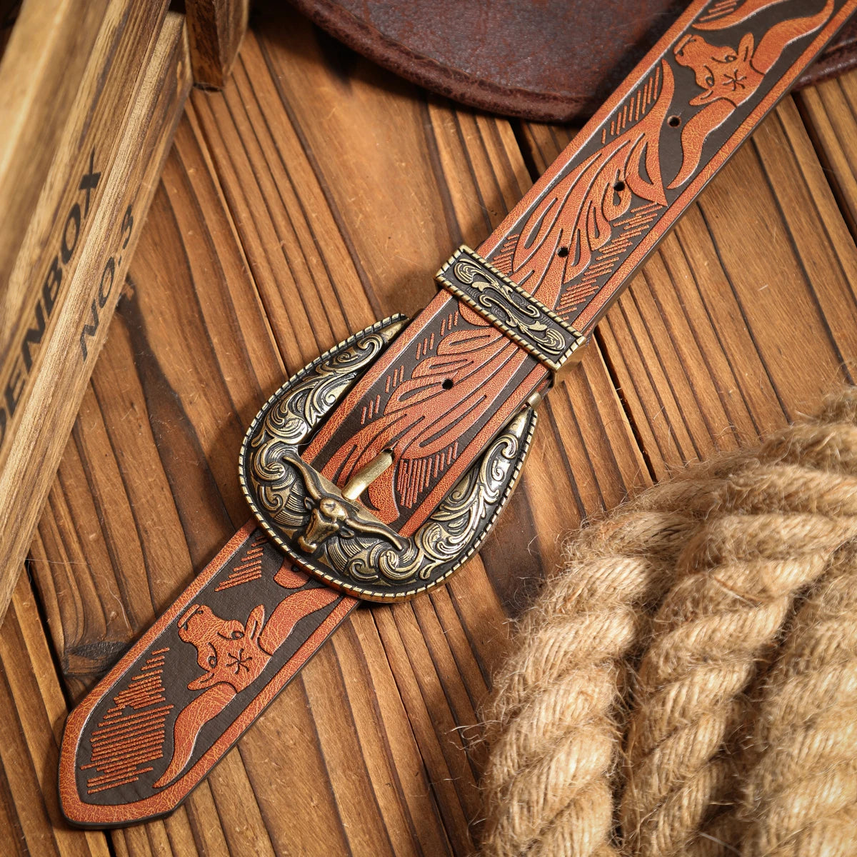 A casual, individual and retro belt, a Western-style clothing accessory, metal buckle, PU belt, suitable for both men and women
