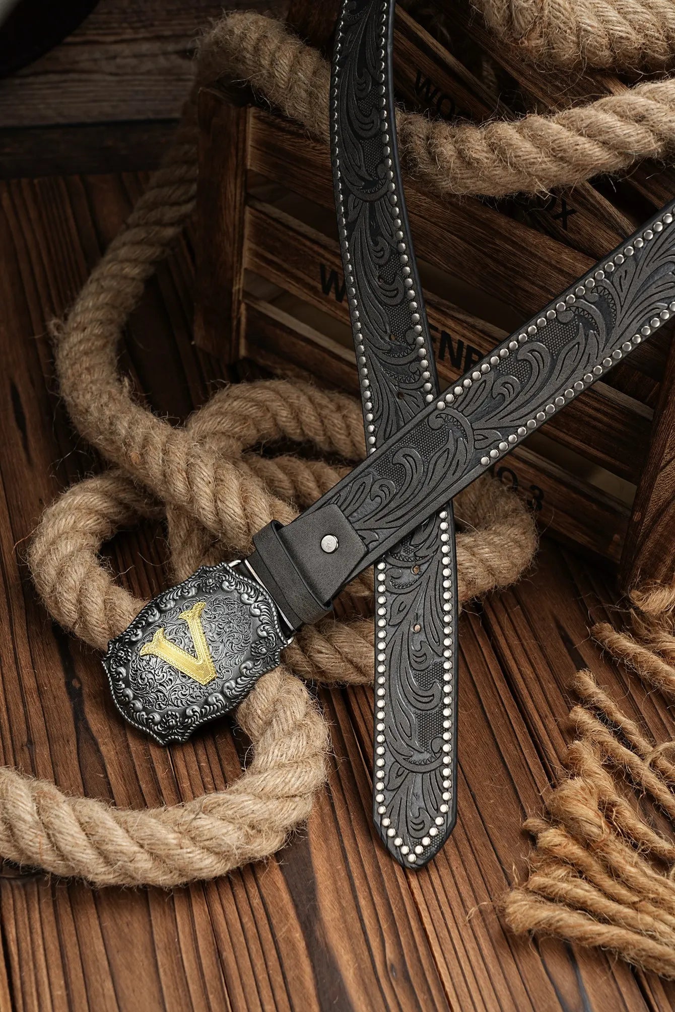 A casual, individual and retro belt, Western-style clothing accessory, metal buckle, PU belt, suitable for both men and women