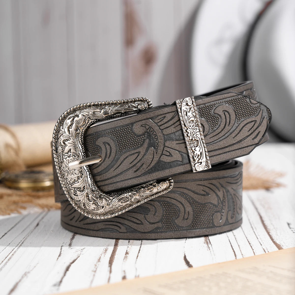 A casual, individual and retro belt, Western-style clothing accessory, metal buckle, PU belt, suitable for both men and women