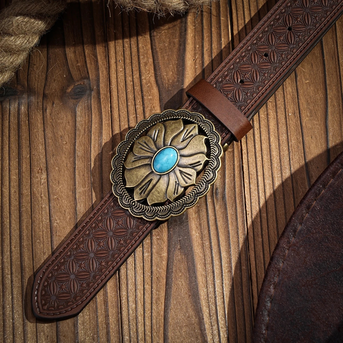 A casual, individual and retro belt, Western-style clothing accessory, metal buckle, PU belt, suitable for both men and women
