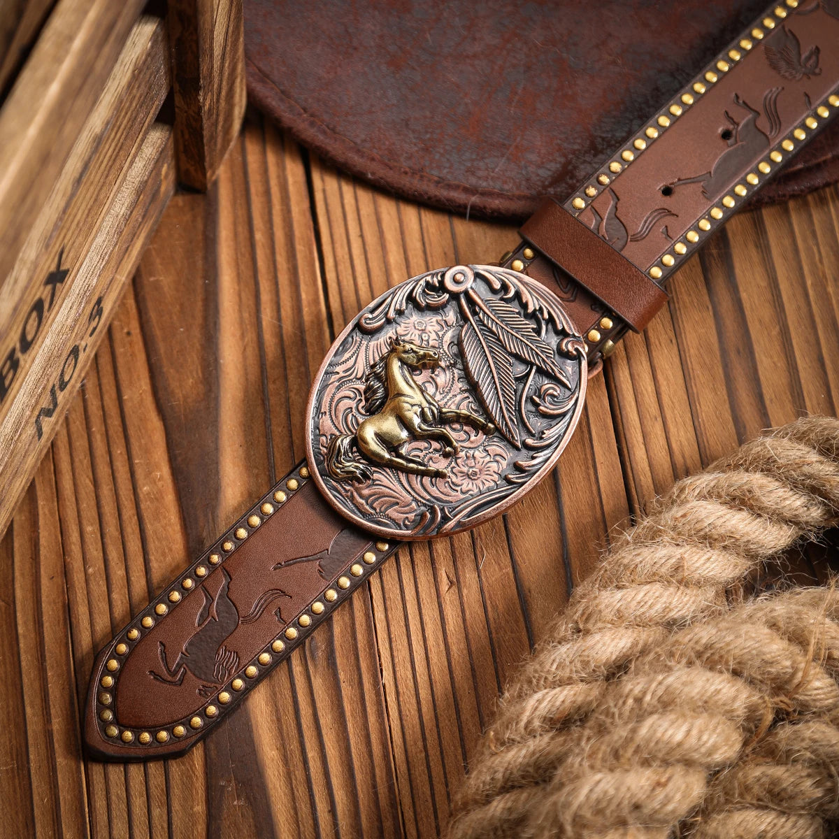 A Western-style PU leather belt for both men and women, a classic and casual retro belt