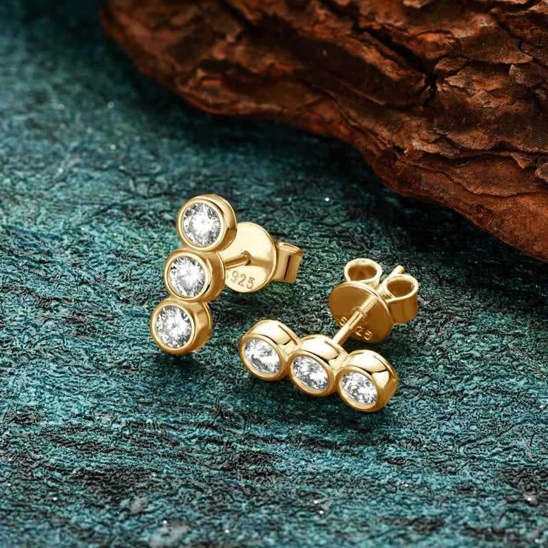 Lnngy Bezel Setting 3mm Moissanite Earrings 925 Sterling Silver Three Stone Stud Earring For Women Girls Fashion Daily Jewelry