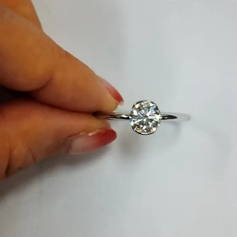 Lnngy 6.5MM 1CT Half Bezel Moissanite Ring for Women Exquisite 925 Sterling Silver Solitaire Engagement Rings Jewelry Gift