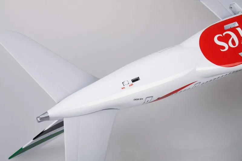 ديكور 45 سم مقياس 1/160 نموذج مصبوب لطائرة إيرباص A380 تابعة لشركة طيران الإمارات مع ضوء وعجلات مجموعة ألعاب طيران