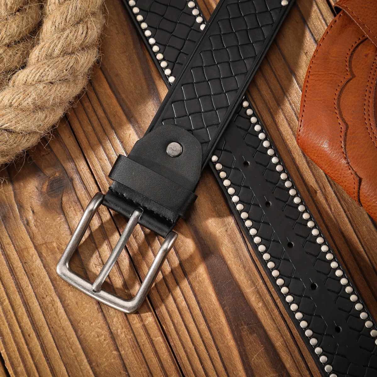 An alloy plate buckle PU material belt, suitable for both men and women, to create a personalized Western retro style