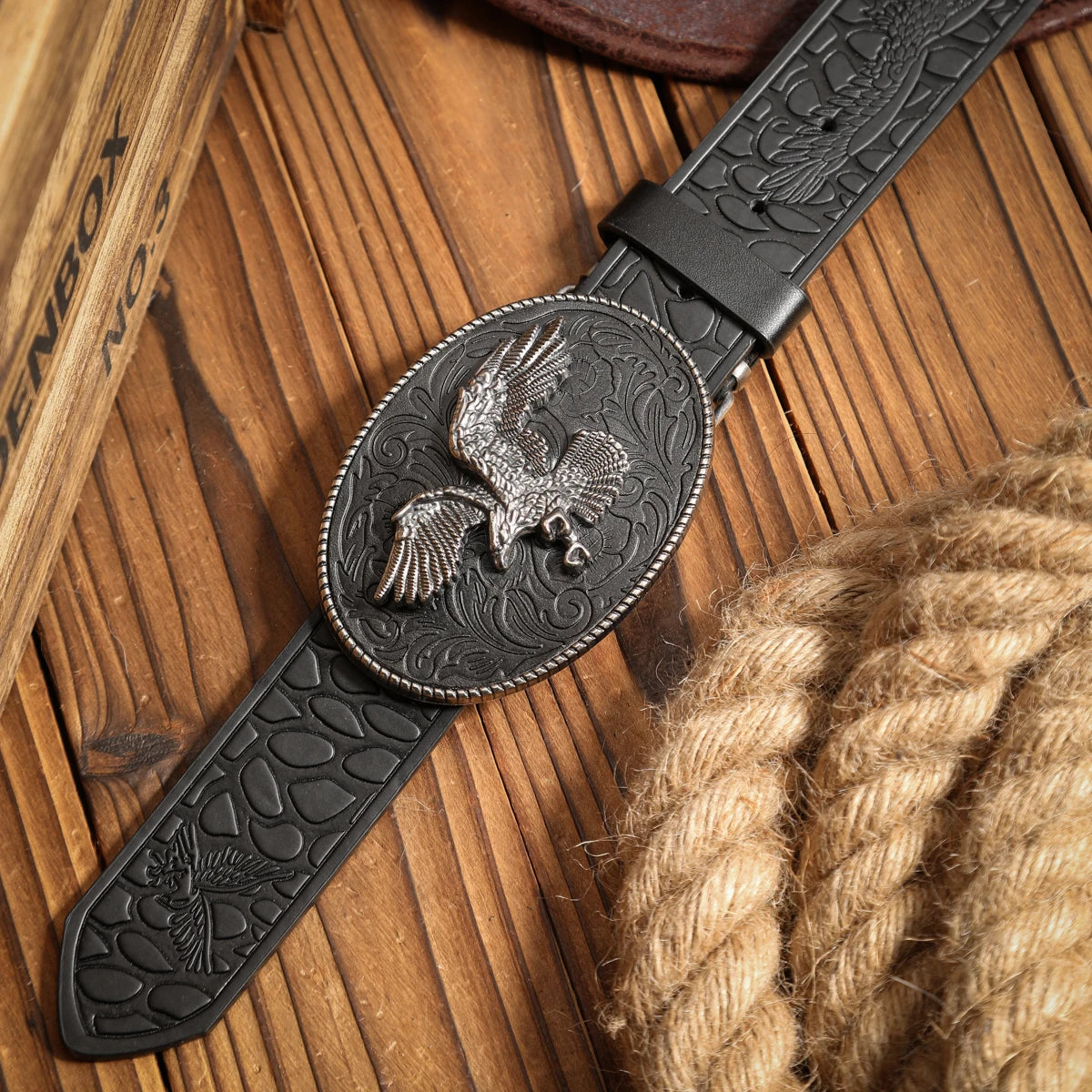 A casual, individual and retro belt, a Western-style clothing accessory, metal buckle, PU belt, suitable for both men and women