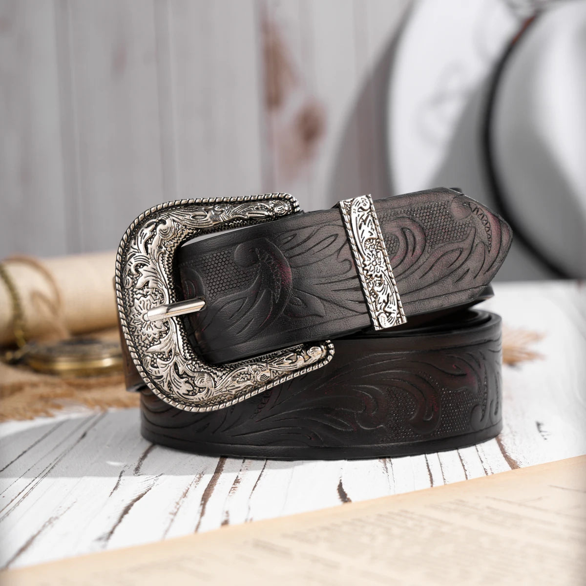 A casual, individual and retro belt, Western-style clothing accessory, metal buckle, PU belt, suitable for both men and women