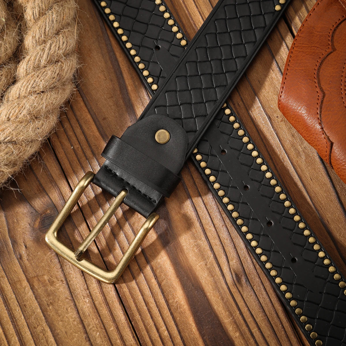 An alloy plate buckle PU material belt, suitable for both men and women, to create a personalized Western retro style