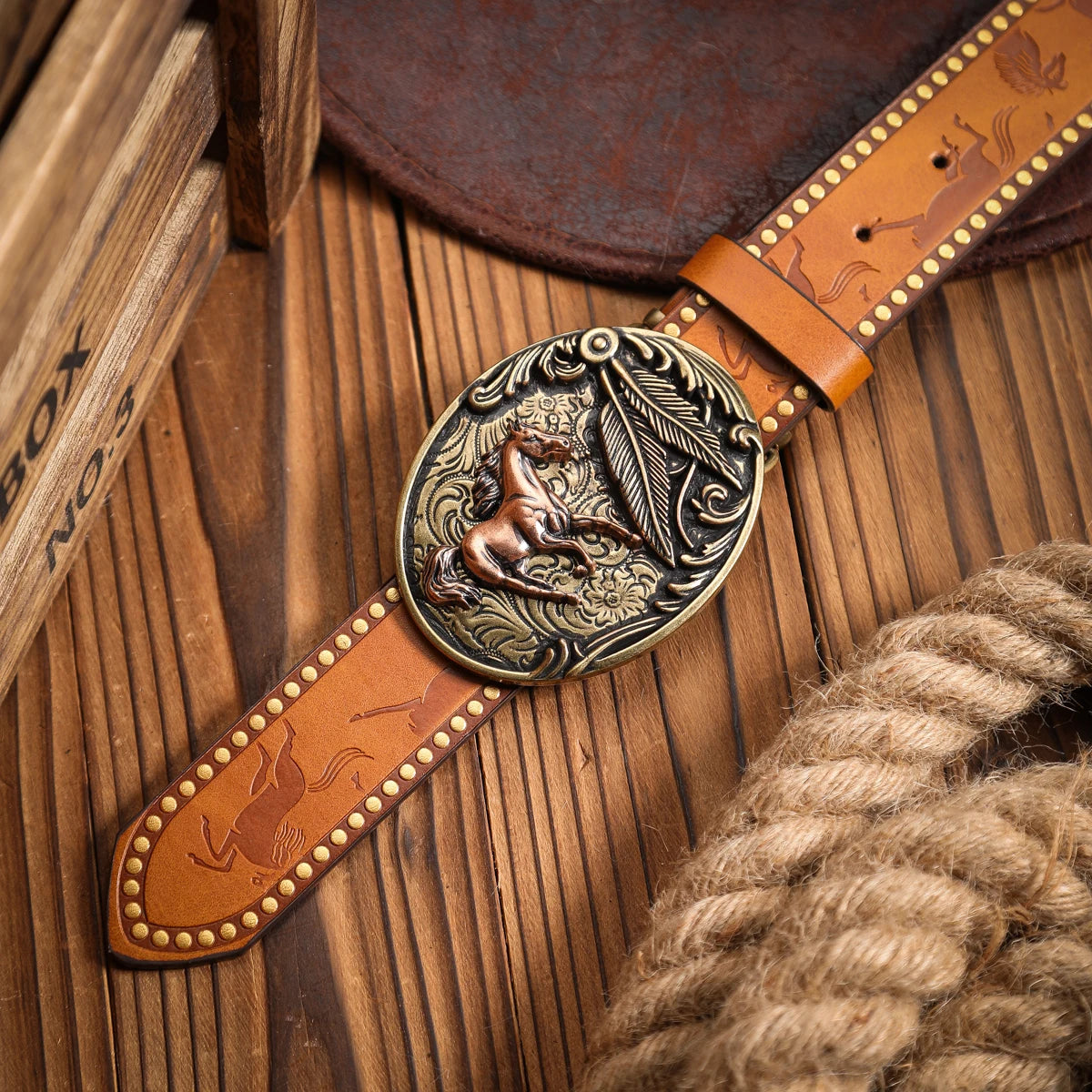 A Western-style PU leather belt for both men and women, a classic and casual retro belt