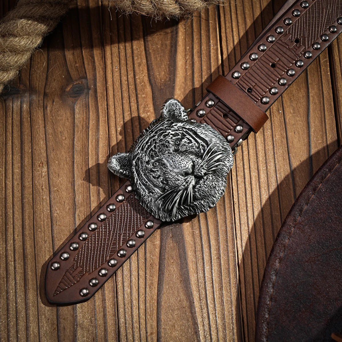 A casual, individual and retro belt, Western-style clothing accessory, metal buckle, PU belt, suitable for both men and women