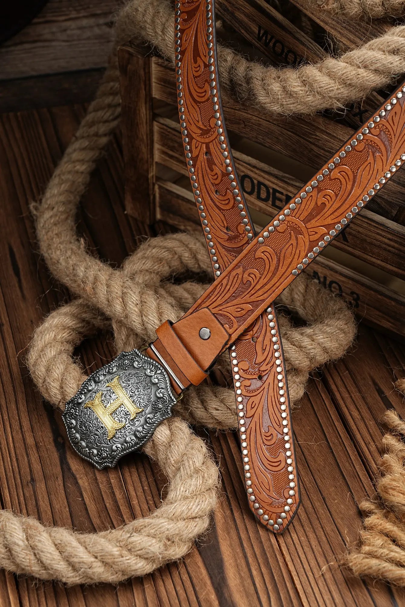 A casual, individual and retro belt, Western-style clothing accessory, metal buckle, PU belt, suitable for both men and women
