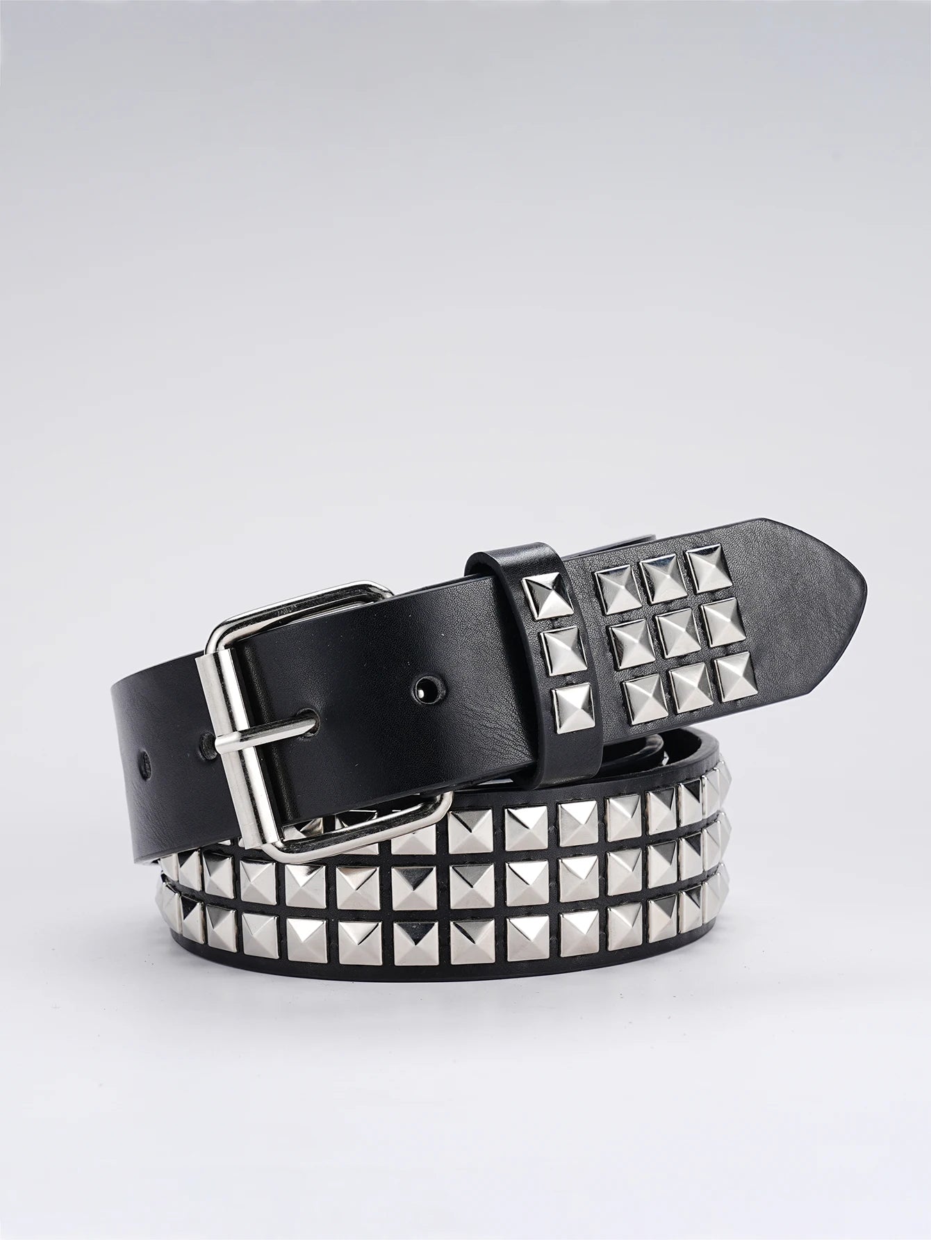 2023 Mens and Womens Leather Belts Vintage Punk Pyramid Rivet Belts Ladies Luxury Street Designs Black Belts Jeans For Women
