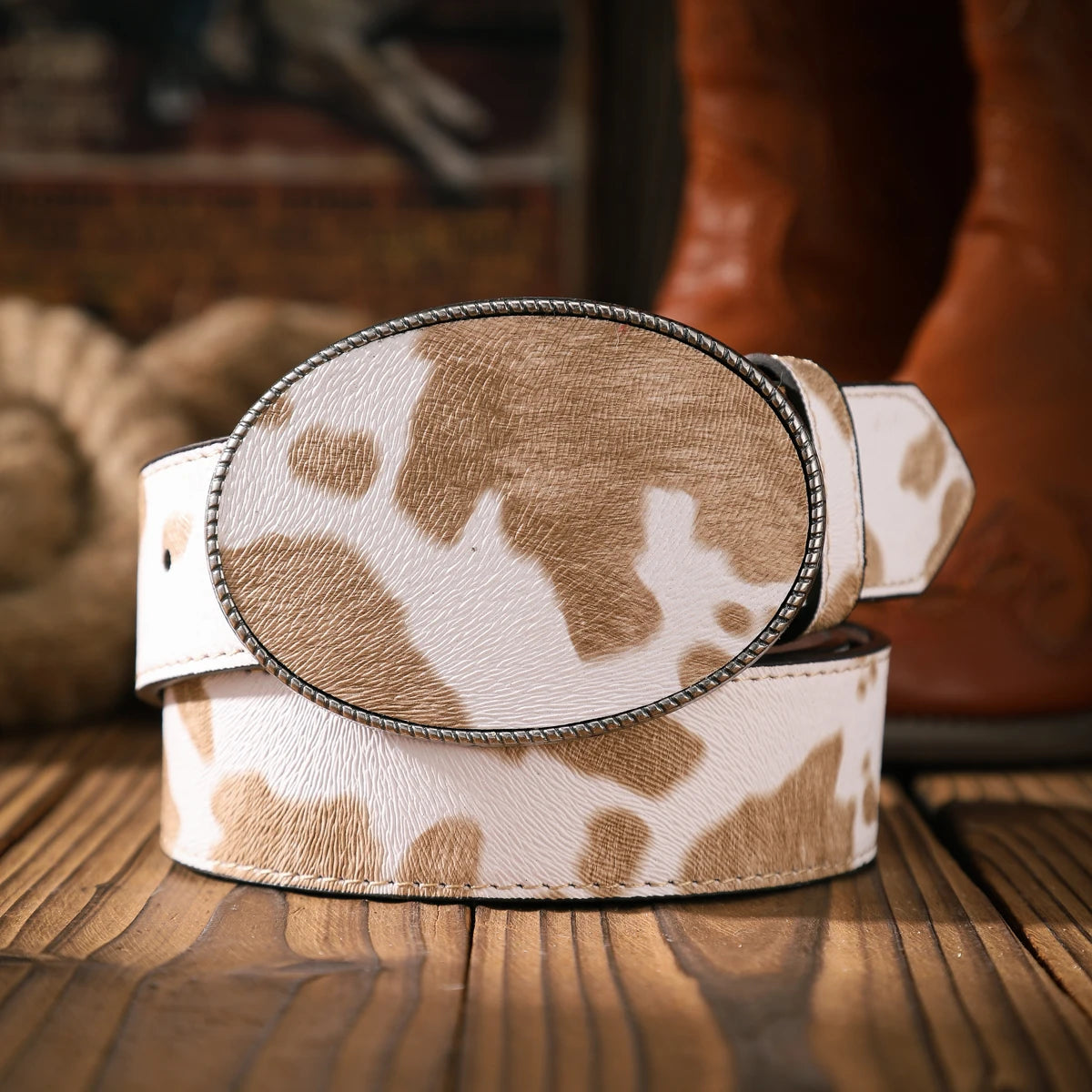 A casual and retro belt, a waist accessory for Western-style clothing, metal buckle, PU belt, suitable for both men and women