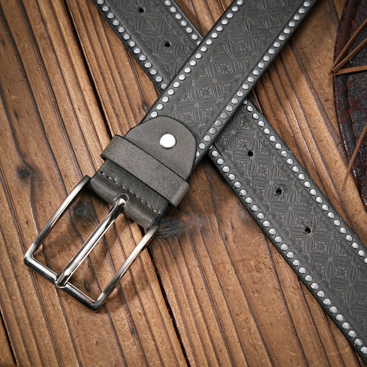 A men's and women's retro metal buckle casual style multi-color PU belt suitable for daily leisure four seasons (send punch nail