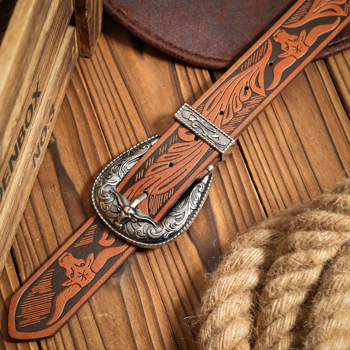 A casual, individual and retro belt, a Western-style clothing accessory, metal buckle, PU belt, suitable for both men and women