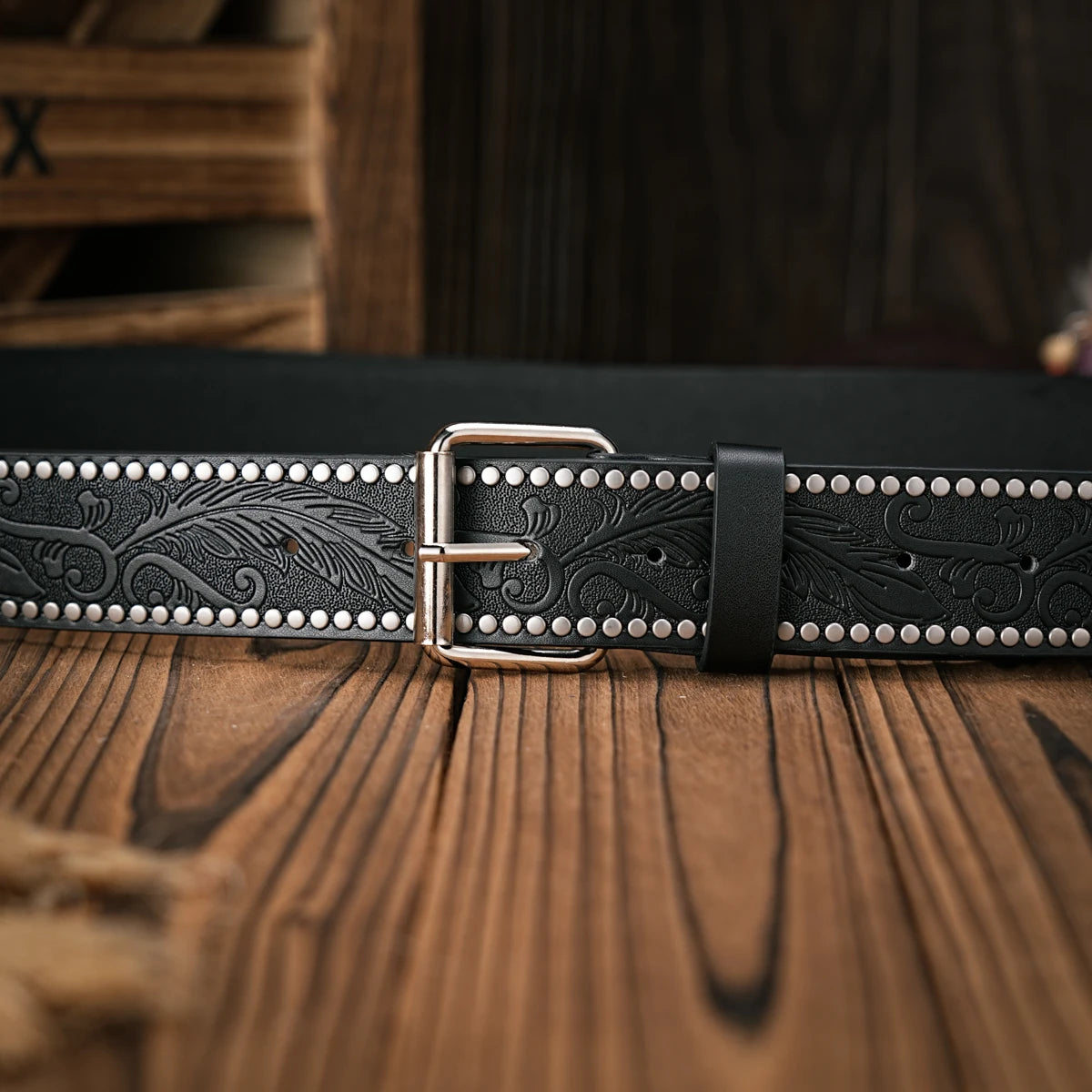 A men's and women's retro metal buckle casual style riveted brown PU belt suitable for daily business attendance four seasons