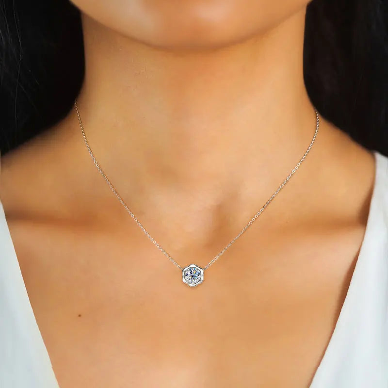Lnngy GRA Certified D1.00CT Moissanite Necklace 925 Sterling Silver Flower Shape Pendant Necklace for Women Korean INS Jewelry