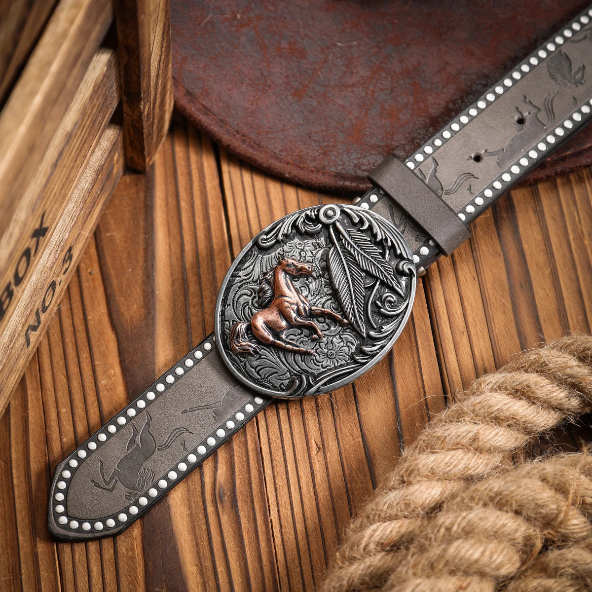 A Western-style PU leather belt for both men and women, a classic and casual retro belt