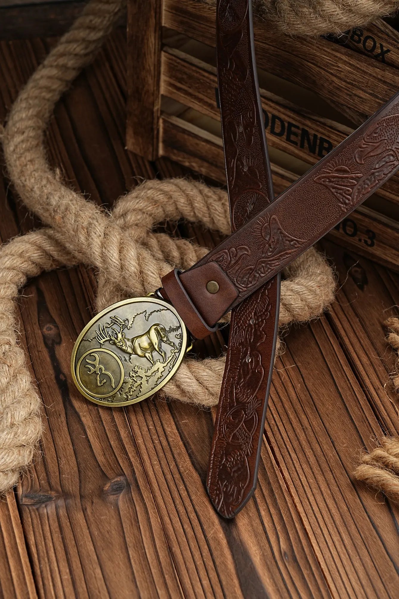 A casual, individual and retro belt, Western-style clothing accessory, metal buckle, PU belt, suitable for both men and women