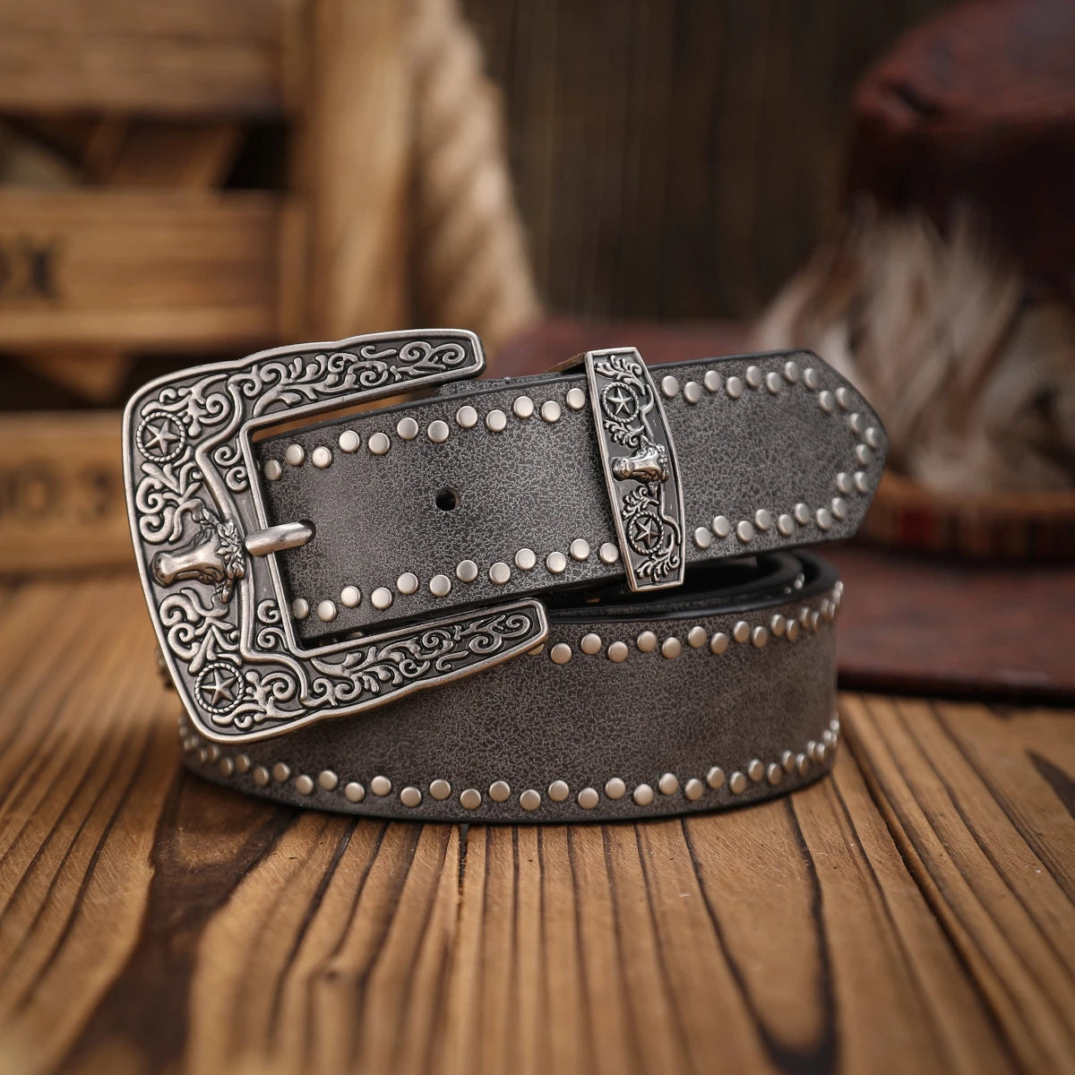 A Western-style PU leather belt for both men and women, a classic and casual retro belt