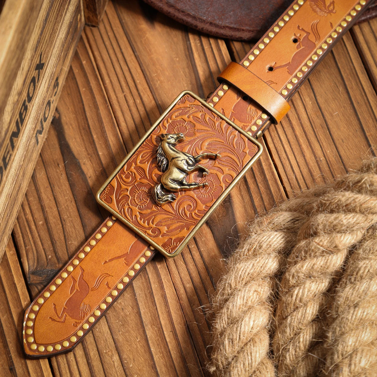 A casual, individual and retro belt, a Western-style clothing accessory, metal buckle, PU belt, suitable for both men and women