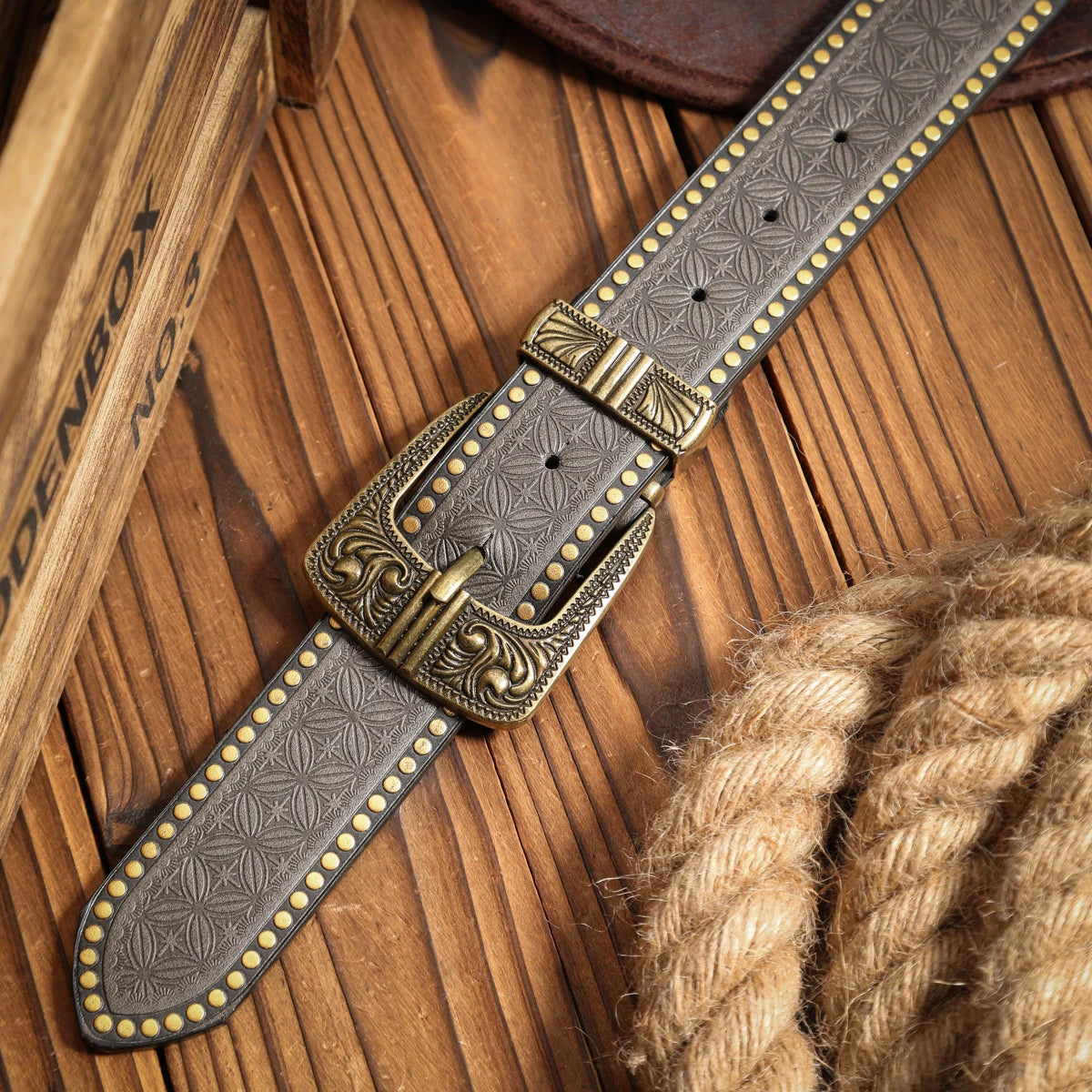 A casual, individual and retro belt, a Western-style clothing accessory, metal buckle, PU belt, suitable for both men and women