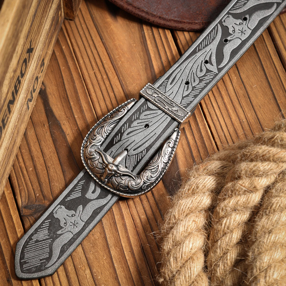 A casual, individual and retro belt, a Western-style clothing accessory, metal buckle, PU belt, suitable for both men and women