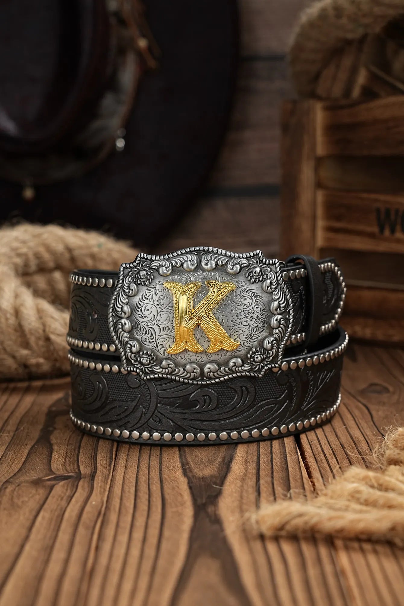 A casual, individual and retro belt, Western-style clothing accessory, metal buckle, PU belt, suitable for both men and women