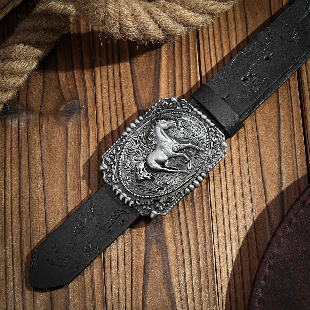 A casual, individual and retro belt, Western-style clothing accessory, metal buckle, PU belt, suitable for both men and women