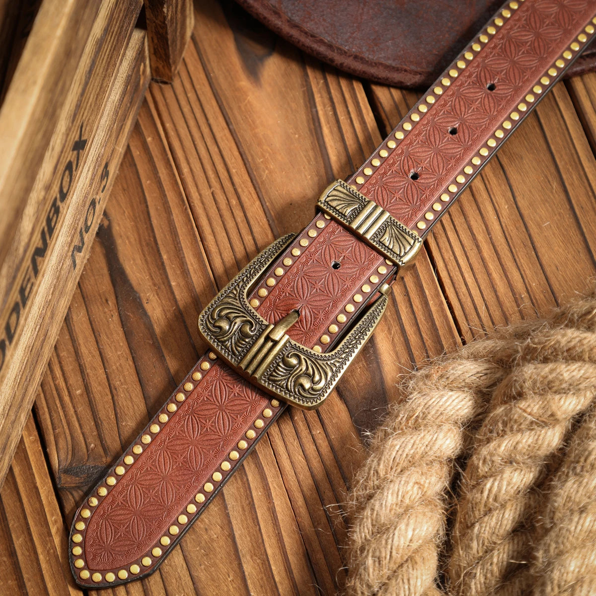 A casual, individual and retro belt, a Western-style clothing accessory, metal buckle, PU belt, suitable for both men and women