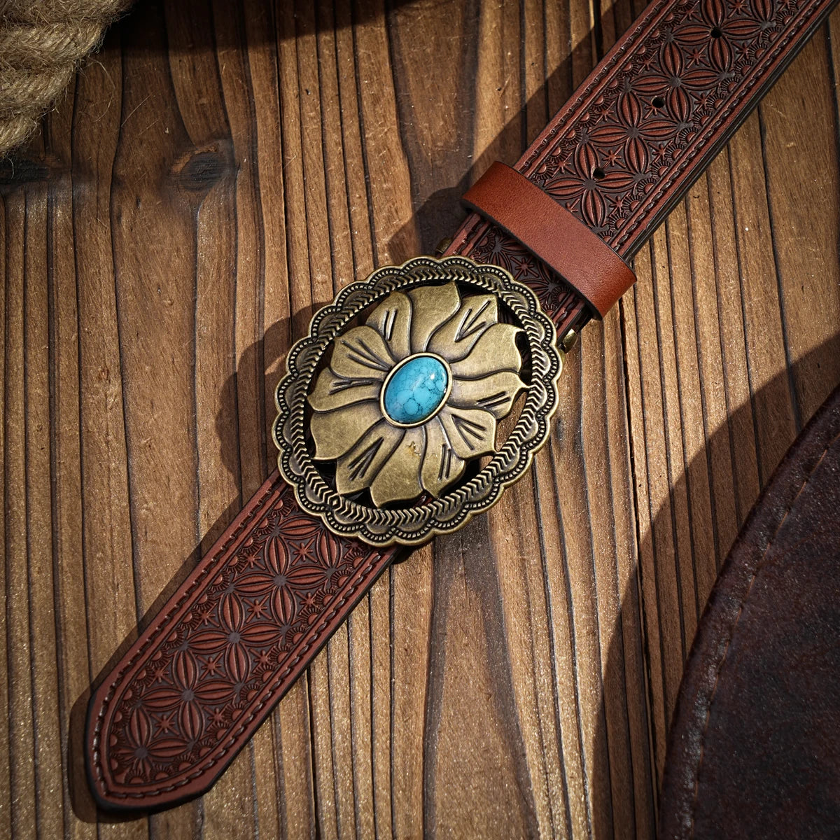 A casual, individual and retro belt, Western-style clothing accessory, metal buckle, PU belt, suitable for both men and women