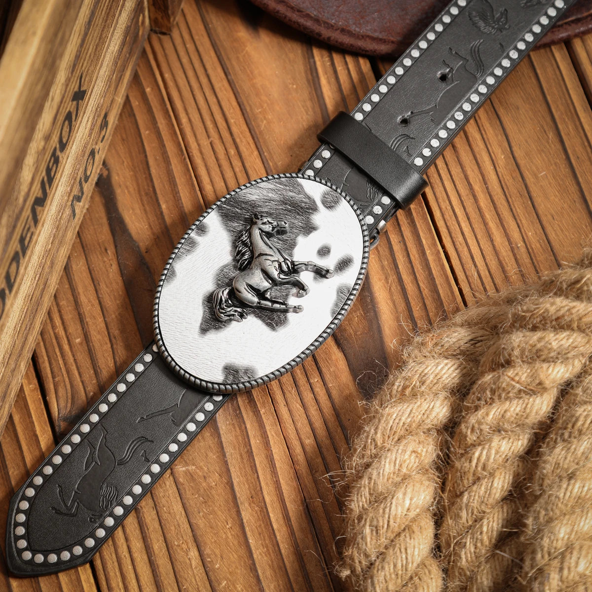 A casual, individual and retro belt, a Western-style clothing accessory, metal buckle, PU belt, suitable for both men and women