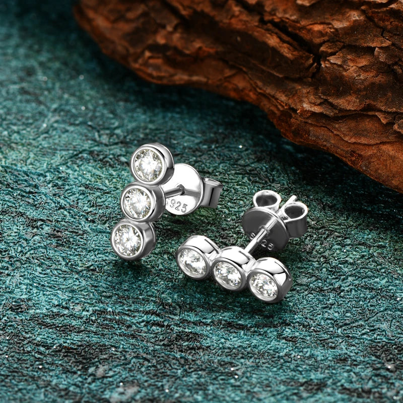 Lnngy Bezel Setting 3mm Moissanite Earrings 925 Sterling Silver Three Stone Stud Earring For Women Girls Fashion Daily Jewelry