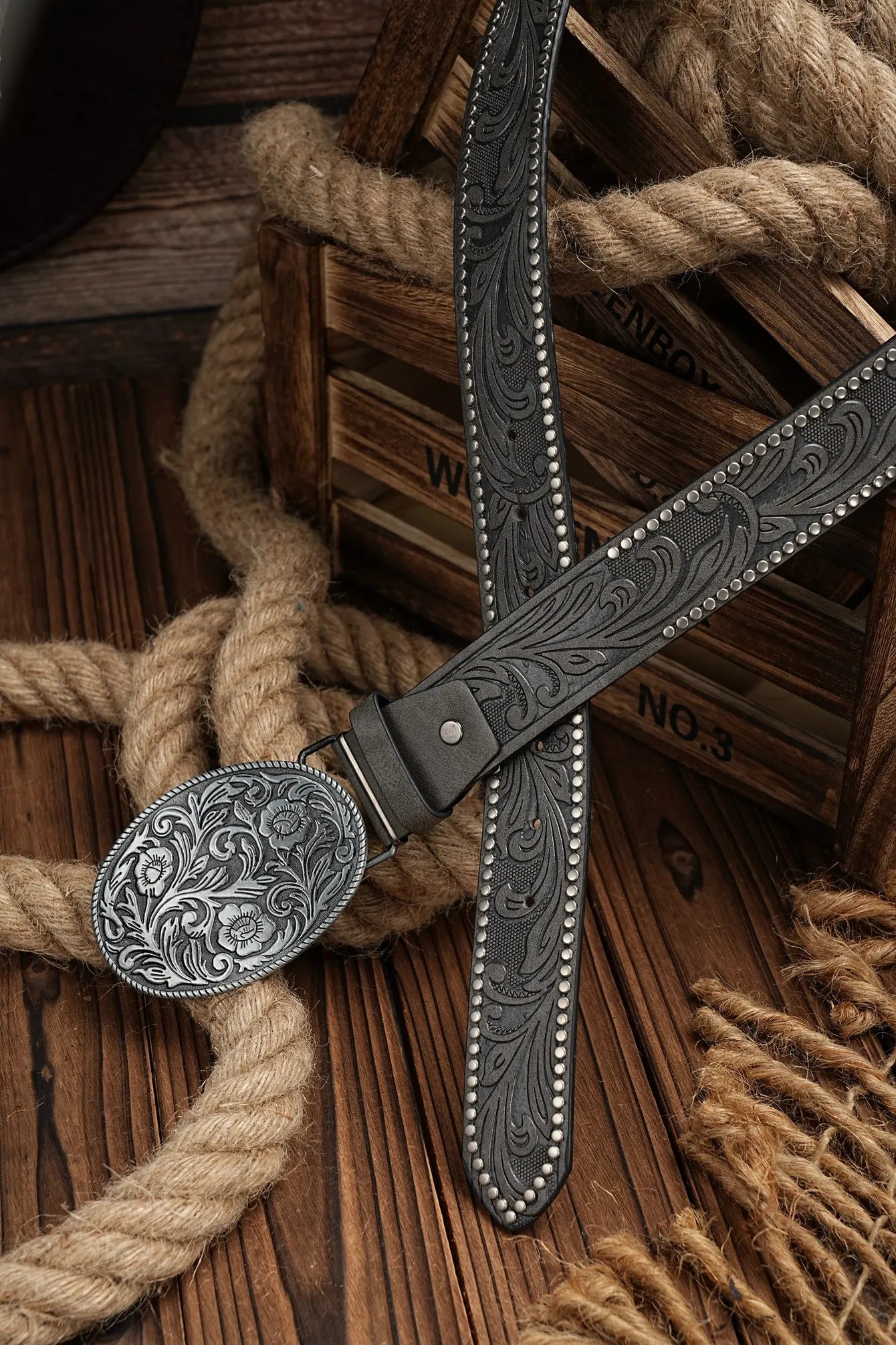 A men's and women's casual retro belt Western style! PU leather belt with metal buckle, suitable for daily work wear