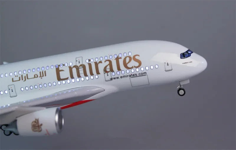 ديكور 45 سم مقياس 1/160 نموذج مصبوب لطائرة إيرباص A380 تابعة لشركة طيران الإمارات مع ضوء وعجلات مجموعة ألعاب طيران