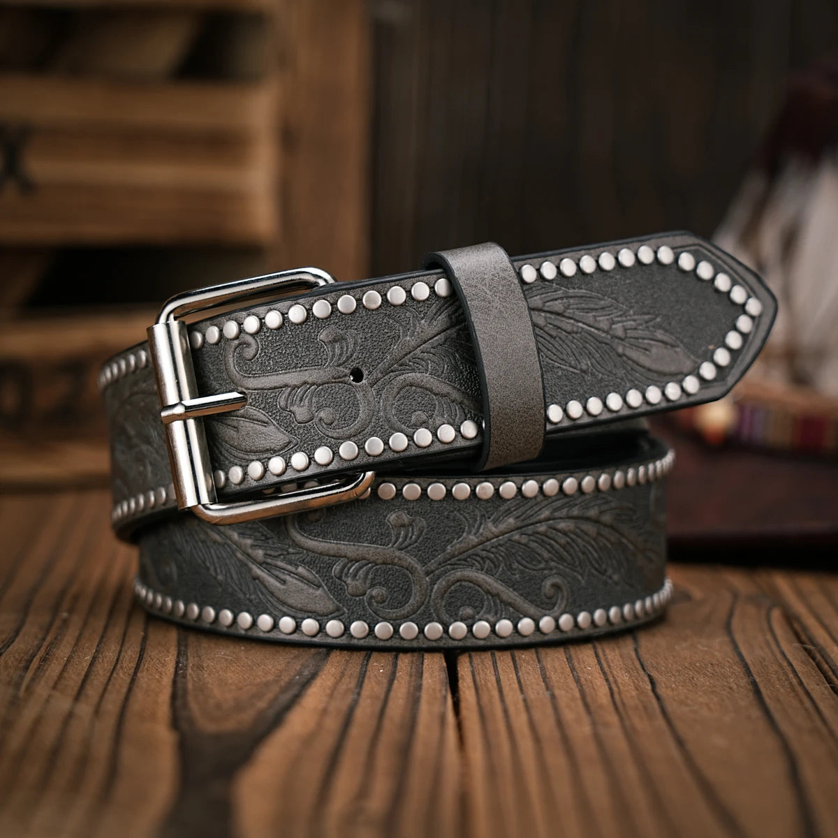 A men's and women's retro metal buckle casual style riveted brown PU belt suitable for daily business attendance four seasons