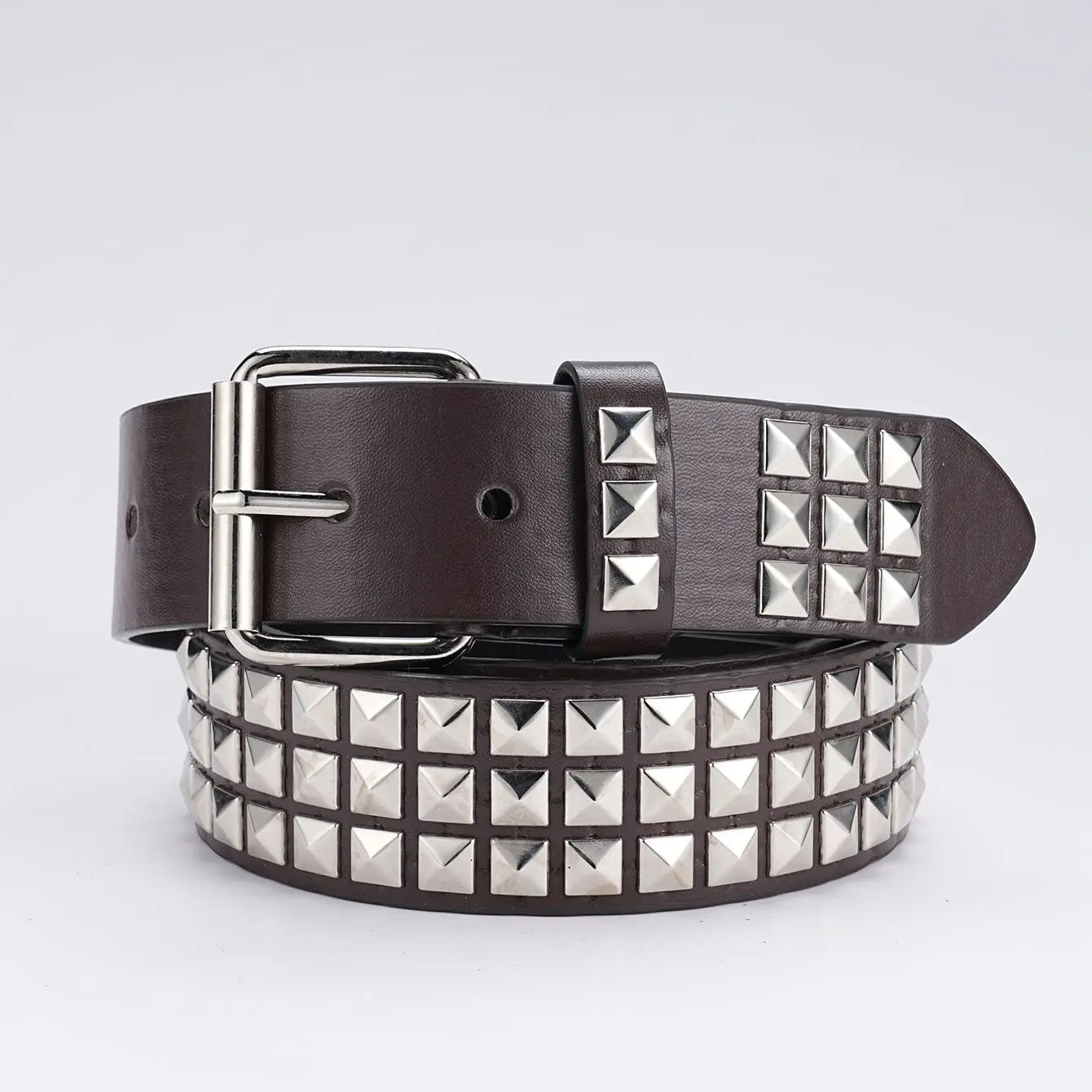 2023 Mens and Womens Leather Belts Vintage Punk Pyramid Rivet Belts Ladies Luxury Street Designs Black Belts Jeans For Women