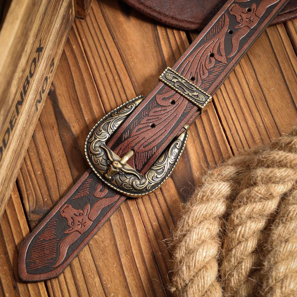 A casual, individual and retro belt, a Western-style clothing accessory, metal buckle, PU belt, suitable for both men and women